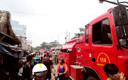 Cháy lớn tại bãi giữ xe, hàng trăm xe máy đắt tiền biến thành than